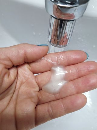 프리마인 더이상 뻣뻣하고 효과없는 탈모샴푸는 NO. 근본부터 케어하는 셀베이스 그린티샴푸(500ml) — 5점을 준 리뷰어가 2023년 5월 올린 사용 사진