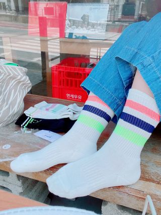 사이즈가 있는 양말 필로이 운동하기 좋은 날!_스포츠 크루 양말 4족 세트_남여 각각 (S,M,L)_컬러 랜덤 발송 — 5점을 준 리뷰어가 2022년 5월 올린 사용 사진