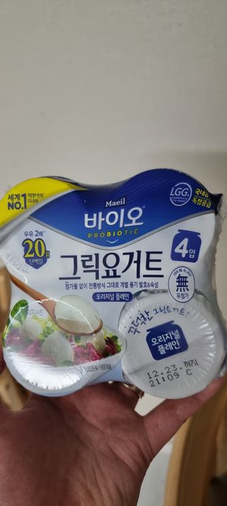 매일바이오 그릭요거트 오리지널 플레인 4개, 로스터리 커피믹스 4개 — 5점을 준 리뷰어가 2021년 12월 올린 사용 사진