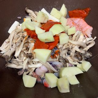 화끈한녀석들 새오똥400g 새우,오징어,똥집 볶음요리 소스,밀떡, 참기름 포함 — 5점을 준 리뷰어가 2022년 12월 올린 사용 사진