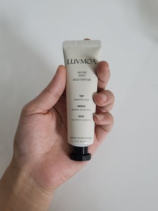 러브모아 향수 고체향수 승무원 고체향수 바르는 향수 니치향수 도손 우드세이지 앤 씨솔트 — 3.5점을 준 리뷰어가 2023년 1월 올린 사용 사진