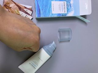 [스킨1004] 마다가스카르 센텔라 히알루-시카 워터핏 선세럼 50ml — 5점을 준 리뷰어가 2024년 5월 올린 사용 사진