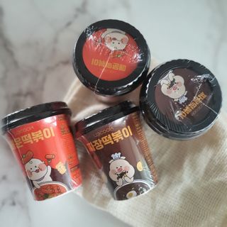 유비쿡 컵떡볶이 매운컵떡볶이2개/ 짜장컵떡볶이 2개  총 4개세트 — 5점을 준 리뷰어가 2021년 4월 올린 사용 사진