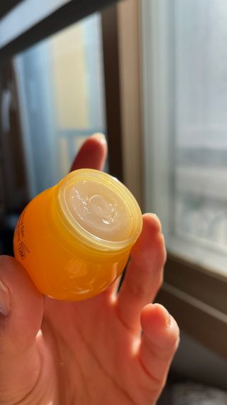틱톡 [후르디아] 튼입술해결템 올리브영 블루베리 하이드레이팅 허니 립밤 — 4.5점을 준 리뷰어가 2023년 12월 올린 사용 사진