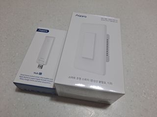 아카라 조명 스위치를 누워서 끄는 방법 (스마트 조명 스위치 2구 + 무선 리모트 스위치 1구 T1, 스마트 허브 E1) — 5점을 준 리뷰어가 2021년 12월 올린 사용 사진