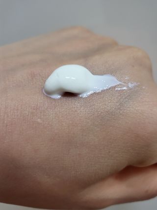 틱톡 [후르디아] 백탁NO! 화잘먹 수분광 선 에센스✨ — 5점을 준 리뷰어가 2023년 6월 올린 사용 사진