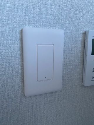 아카라 조명 스위치를 누워서 끄는 방법 (스마트 조명 스위치 2구 + 무선 리모트 스위치 1구 T1, 스마트 허브 E1) — 5점을 준 리뷰어가 2021년 12월 올린 사용 사진