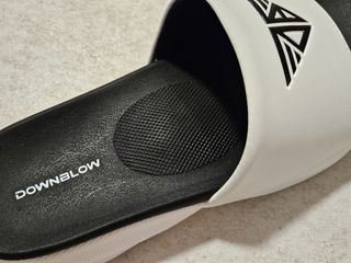 [쿠팡] 다운블로우 국내생산 기능성 아치 서포트 쿠셔닝 슬라이드 슬리퍼 DB 1400 (화이트) — 4.5점을 준 리뷰어가 2025년 3월 올린 사용 사진