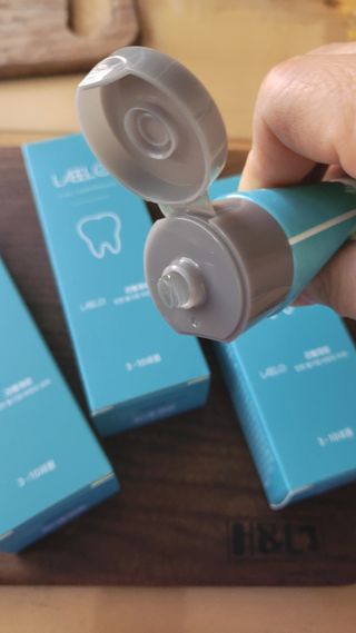 치과에서 쓰는 치약 _ 라벨제로 저불소 꼬마, 키즈, 유아, 베이비, 주니어 안전한 어린이치약 — 5점을 준 리뷰어가 2022년 10월 올린 사용 사진