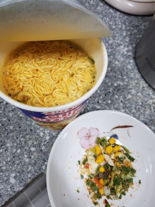 NISSIN 닛신 컵누들  4종 - 씨푸드오리지날, 씨푸드 스파이시, 씨푸드 커리, 씨푸드 XO소스 — 5점을 준 리뷰어가 2021년 12월 올린 사용 사진