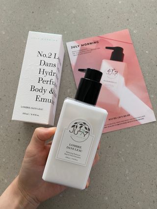 줄라이 모닝 _ JULY MORNING 줄라이모닝 하이드레이팅 퍼퓸드 바디앤핸드 에멀젼 — 5점을 준 리뷰어가 2021년 9월 올린 사용 사진