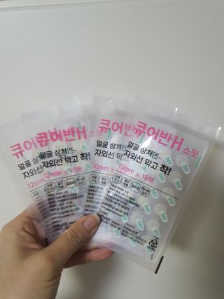 [큐어반H 스팟] 자외선 99프로 차단되는 스틱타입 스팟밴드(1팩 / 66매입) — 4점을 준 리뷰어가 2023년 1월 올린 사용 사진