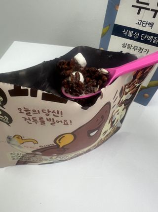 스낵스 와그작후루룩 3종_카카오2봉+아몬드2봉+딸기2봉 (총 6봉) — 5점을 준 리뷰어가 2024년 2월 올린 사용 사진