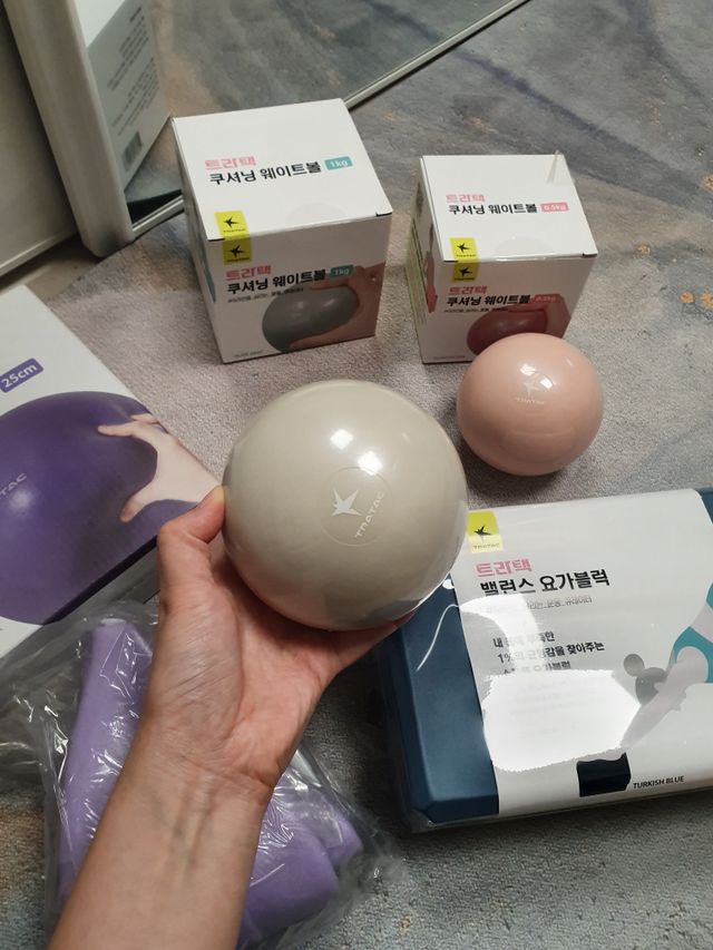 [트라택] 홈 필라테스 SET [미니짐볼+웨이트볼(0.5kg&1kg+요가블럭] 리뷰 사진