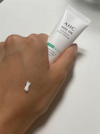 [AHC] 세이프온 에센스 선크림 올리브영 스페셜 증정 기획세트 — 4점을 준 리뷰어가 2022년 6월 올린 사용 사진