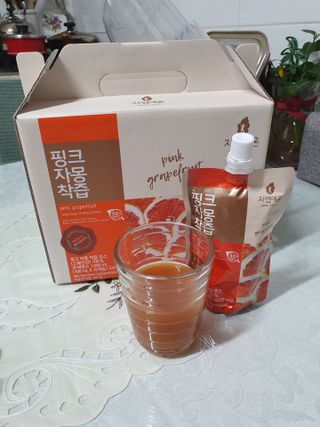자연에온 핑크 자몽 착즙 100mL 10개입 1BOX +가 득담은 자몽 콜라겐 젤리스틱 1BOX — 4점을 준 리뷰어가 2021년 6월 올린 사용 사진