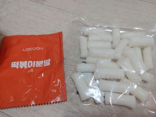 유비쿡 컵떡볶이 매운컵떡볶이2개/ 짜장컵떡볶이 2개  총 4개세트 — 5점을 준 리뷰어가 2021년 3월 올린 사용 사진