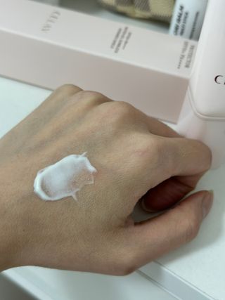 프리마인 선크림만 바꿨을 뿐인데 매일 물 2L챙겨먹고 기초케어 완벽하게 한 물빛피부 완성,셀라브UV프로텍터 — 5점을 준 리뷰어가 2023년 8월 올린 사용 사진