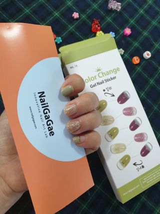 [네일가게] 햇빛에 닿으면 색이 변하는 신기한 햇살 반전 네일스티커_B — 5점을 준 리뷰어가 2021년 8월 올린 사용 사진