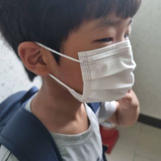 JHWORLD 스누피 마스크 정품 스누피 KF-AD 국내 비말차단 아동용 성인용 일회용 덴탈마스크 50매 — 5점을 준 리뷰어가 2021년 6월 올린 사용 사진