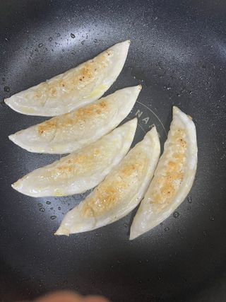 (주)성경순만두 곤약만두.콘치즈만두,삼각당면만두,당면 야끼만두,대구전통 납작만두,떡뽁이 매콤소스,달콤소스 — 5점을 준 리뷰어가 2023년 4월 올린 사용 사진