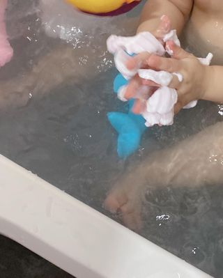 주식회사 권브라더스 [권브라더스] 목욕놀이 필수템, 핑키공주 유아버블클렌저 300ml 대용량 몽글몽글 구름 속 딸기향 — 5점을 준 리뷰어가 2022년 1월 올린 사용 사진