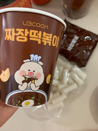 유비쿡 컵떡볶이 매운컵떡볶이2개/ 짜장컵떡볶이 2개  총 4개세트 — 3.5점을 준 리뷰어가 2021년 6월 올린 사용 사진