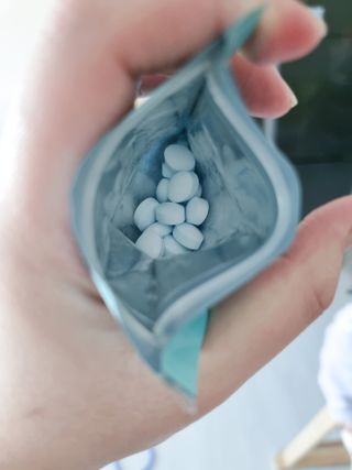 입 냄새 완화에 도움을 주는 에티켓 캔디 앳캔디 스트롱민트 — 5점을 준 리뷰어가 2021년 2월 올린 사용 사진