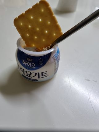 매일바이오 그릭요거트 오리지널 플레인 4개, 로스터리 커피믹스 4개 — 5점을 준 리뷰어가 2021년 12월 올린 사용 사진