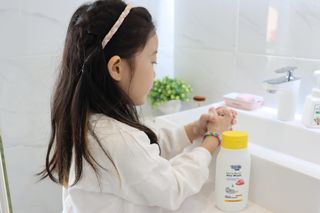 포멀비 키즈 더마베리어 아토 세트(크림 120ml+워시 300ml+스틱밤 18g) — 4.5점을 준 리뷰어가 2023년 11월 올린 사용 사진