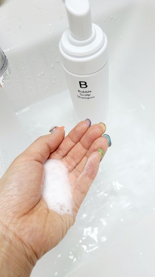 블룸비 거품 두피 샴푸 — 5점을 준 리뷰어가 2022년 8월 올린 사용 사진