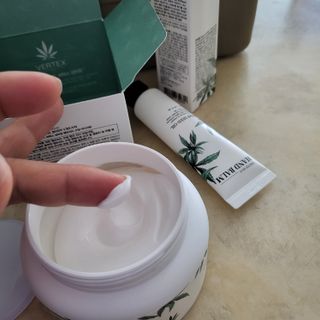 버텍스넘버원 버텍스 넘버원 햄프씨드오일 핸드밤, 바디크림 — 5점을 준 리뷰어가 2022년 3월 올린 사용 사진