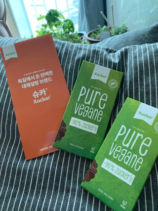 당류2g 자일리톨로 단맛을낸 슈카 퓨어비건 무설탕초콜릿 Xucker vegan 2개입 — 4점을 준 리뷰어가 2021년 4월 올린 사용 사진