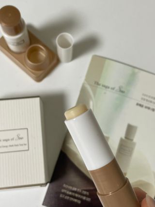 더사가오브수 [사가수] 효혜윤 보태니컬 에너지 에센스인로션 20ml /아이포올 스틱 3g — 4점을 준 리뷰어가 2023년 2월 올린 사용 사진