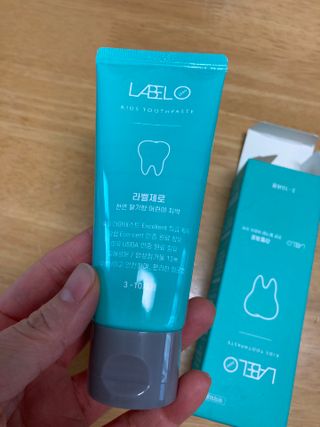 치과에서 쓰는 치약 _ 라벨제로 저불소 꼬마, 키즈, 유아, 베이비, 주니어 안전한 어린이치약 — 5점을 준 리뷰어가 2022년 12월 올린 사용 사진