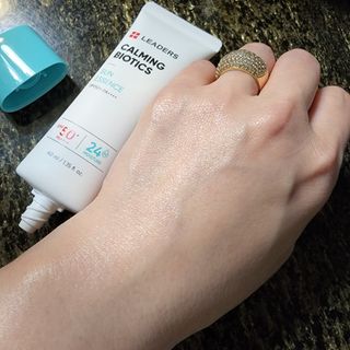 리더스코스메틱 리더스 카밍 바이오틱스 선 에센스 SPF 50+ PA++++ — 5점을 준 리뷰어가 2022년 8월 올린 사용 사진