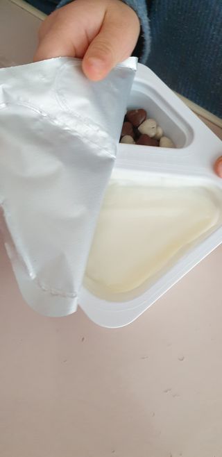 남양유업 또깍 접어 떠먹는 불가리스 2종 — 5점을 준 리뷰어가 2021년 1월 올린 사용 사진