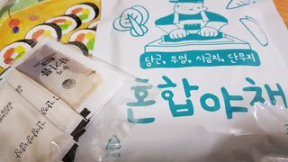 해풀잎 누구나 김밥*1ea [(혼합야채 35g *1ea,  김밥김 (5g, 5ea),  양념간장 (6g, 5ea), 참기름(5g, 2ea)] — 4점을 준 리뷰어가 2022년 8월 올린 사용 사진
