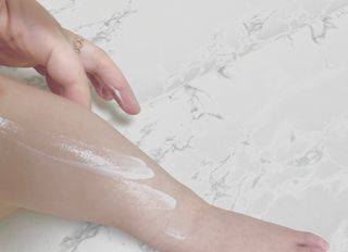 mom e 맘이 내추럴 베이비 케어 샴푸앤바스+로션 — 4.5점을 준 리뷰어가 2021년 1월 올린 사용 사진