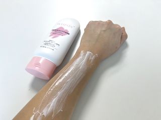 위시스 프리미엄 글루타치온  화이트닝 바디로션 — 5점을 준 리뷰어가 2023년 2월 올린 사용 사진