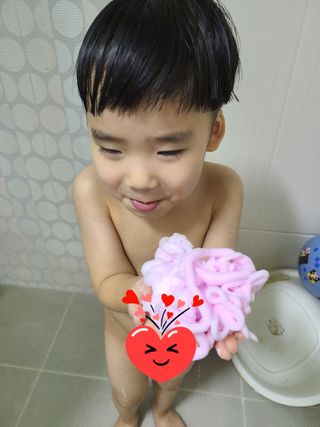 주식회사 권브라더스 [권브라더스] 목욕놀이 필수템, 핑키공주 유아버블클렌저 300ml 대용량 몽글몽글 구름 속 딸기향 — 5점을 준 리뷰어가 2022년 1월 올린 사용 사진