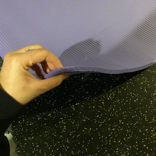 원달러샵 NBR 10mm 바디핏 요가매트 — 4점을 준 리뷰어가 2021년 3월 올린 사용 사진