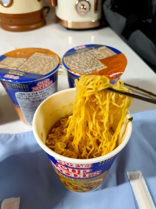 NISSIN 닛신 컵누들  4종 - 씨푸드오리지날, 씨푸드 스파이시, 씨푸드 커리, 씨푸드 XO소스 — 3점을 준 리뷰어가 2022년 4월 올린 사용 사진