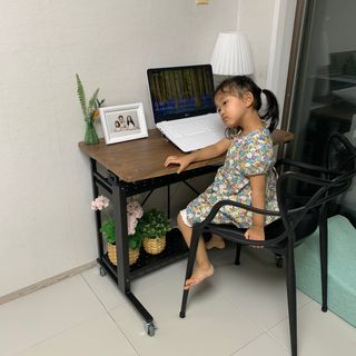 올맘 폴딩 모션테이블 6단계 높낮이조절 아이보리/다크브라운 — 5점을 준 리뷰어가 2021년 9월 올린 사용 사진