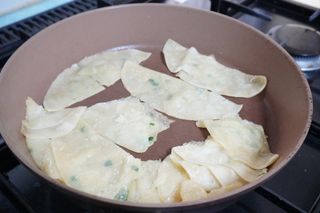 (주)성경순만두 곤약만두.콘치즈만두,삼각당면만두,당면 야끼만두,대구전통 납작만두,떡뽁이 매콤소스,달콤소스 — 5점을 준 리뷰어가 2023년 4월 올린 사용 사진