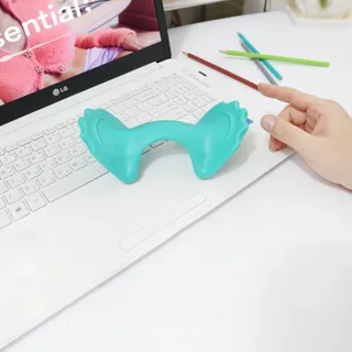 힐니스북 [힐마이넥]   거북목 통증완화를 위한 휴대용 목 안마기 — 4점을 준 리뷰어가 2022년 12월 올린 사용 사진