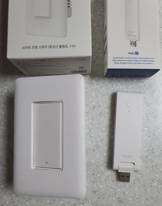 아카라 조명 스위치를 누워서 끄는 방법 (스마트 조명 스위치 2구 + 무선 리모트 스위치 1구 T1, 스마트 허브 E1) — 4점을 준 리뷰어가 2021년 12월 올린 사용 사진