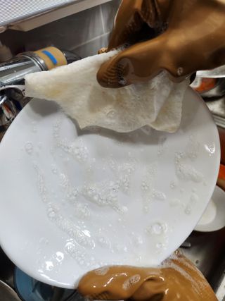 부직포나라 중금속유해물질ZERO 뜯어쓰는 주방 일회용수세미 60매 2매 — 5점을 준 리뷰어가 2022년 11월 올린 사용 사진
