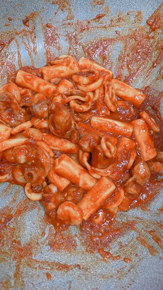 화끈한녀석들 새오똥400g 새우,오징어,똥집 볶음요리 소스,밀떡, 참기름 포함 — 4점을 준 리뷰어가 2022년 11월 올린 사용 사진