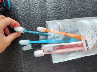 펙트럼 안티박 프리미엄 칫솔 8개입 — 5점을 준 리뷰어가 2023년 12월 올린 사용 사진